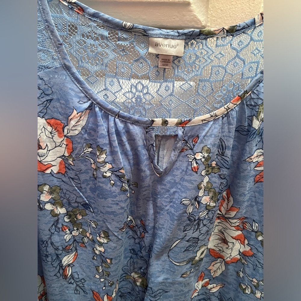 Plus size- Blue floral print top - Picture 2 of 3